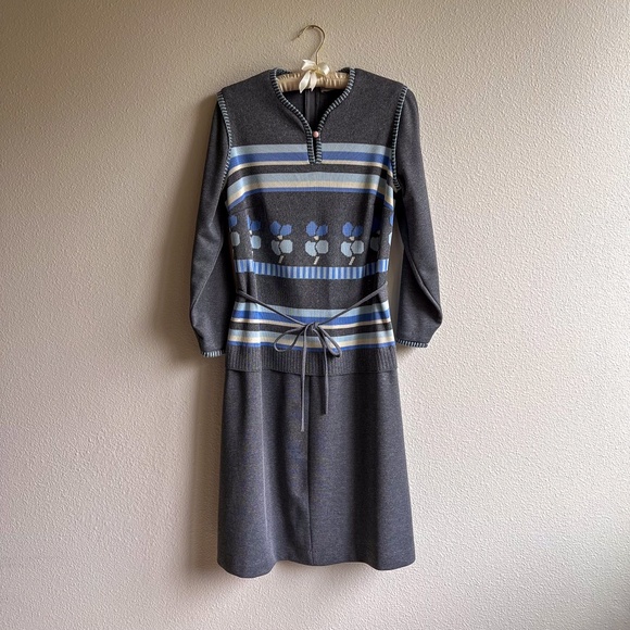 Vintage 1970s Gray Knit Dress With Blue Print (M/L) - Picture 5 of 10